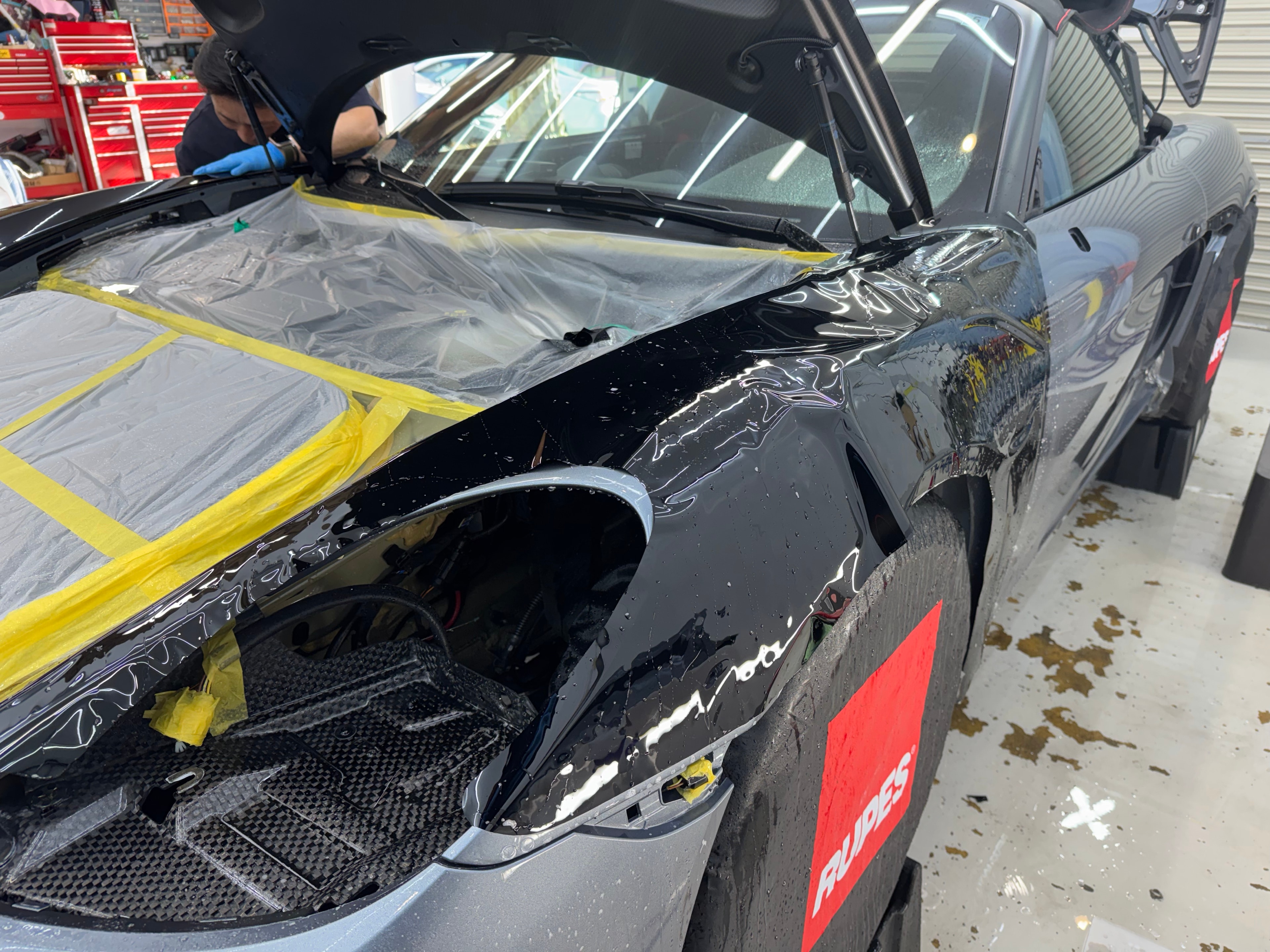 グレーの車体に、黒いフィルムを貼っているところ