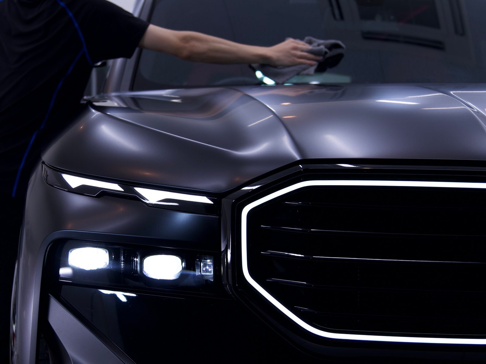 BMW XMのカーラッピング(サテンブラック フルラッピング)施工
